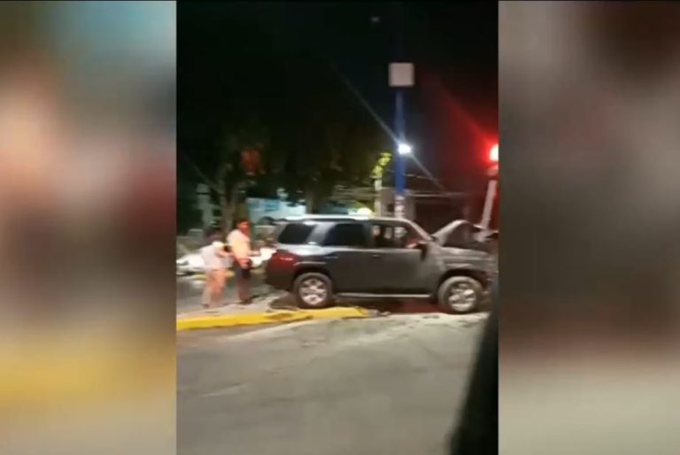 Familia chocó vehículo con semáforo escapando de encerrona en Santiago: Iban con niño de 2 años
