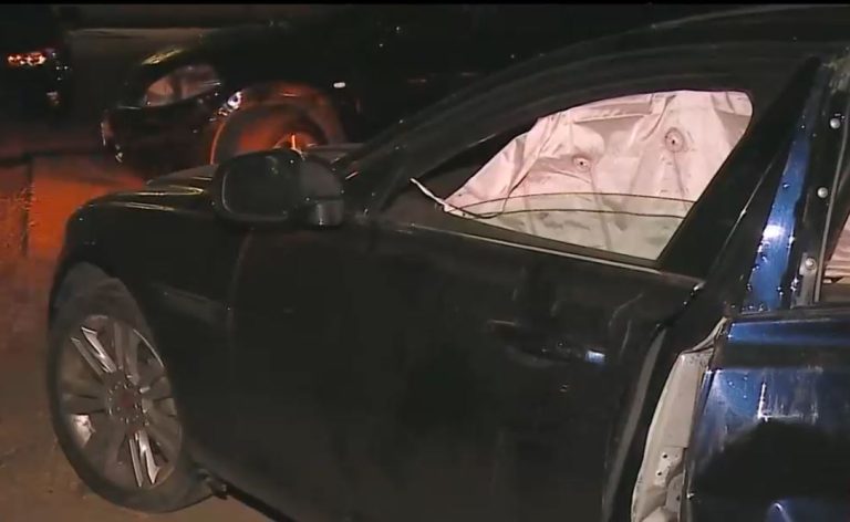 Tras cinematográfica persecución: Vehículo de alta gama casi choca contra casa en La Granja