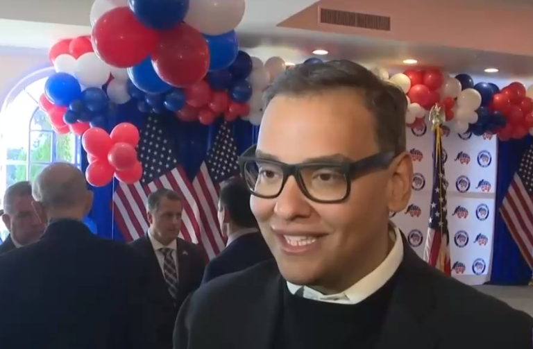 Aseguró haber trabajado en Wall Street, pero era un call center: Congresista republicado admitió mentir en su CV