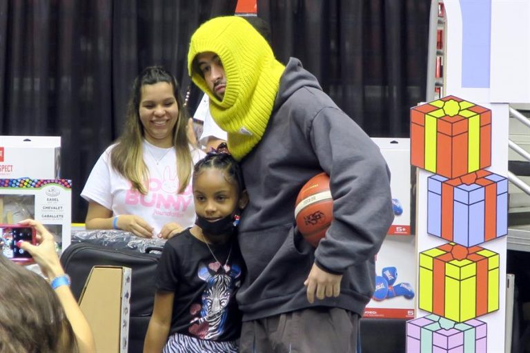 Un buen conejo: Bad Bunny repartió 25 mil regalos a niños de escasos recursos en Puerto Rico