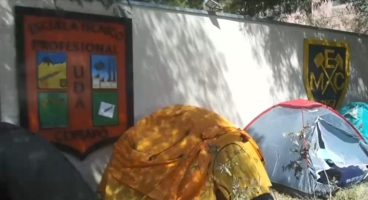 Se instalaron antes de Navidad: Familias acampan afuera de colegios para conseguir matrículas