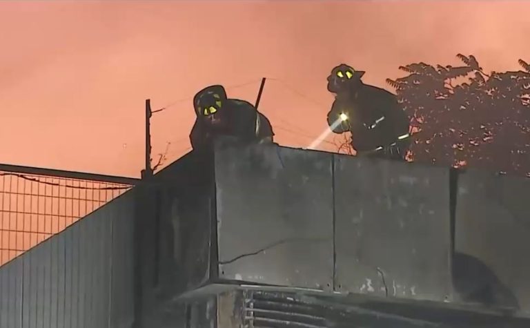 Peligroso incendio afectó a bodega cercana a bencinera en Santiago Centro: Funcionaba de forma clandestina