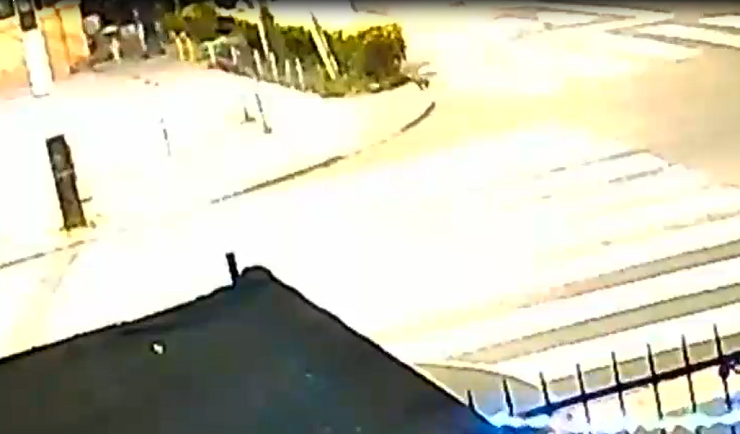 Estaba comprando comida: Revelan video de violento portonazo sufrido por volante de Colo Colo en Macul