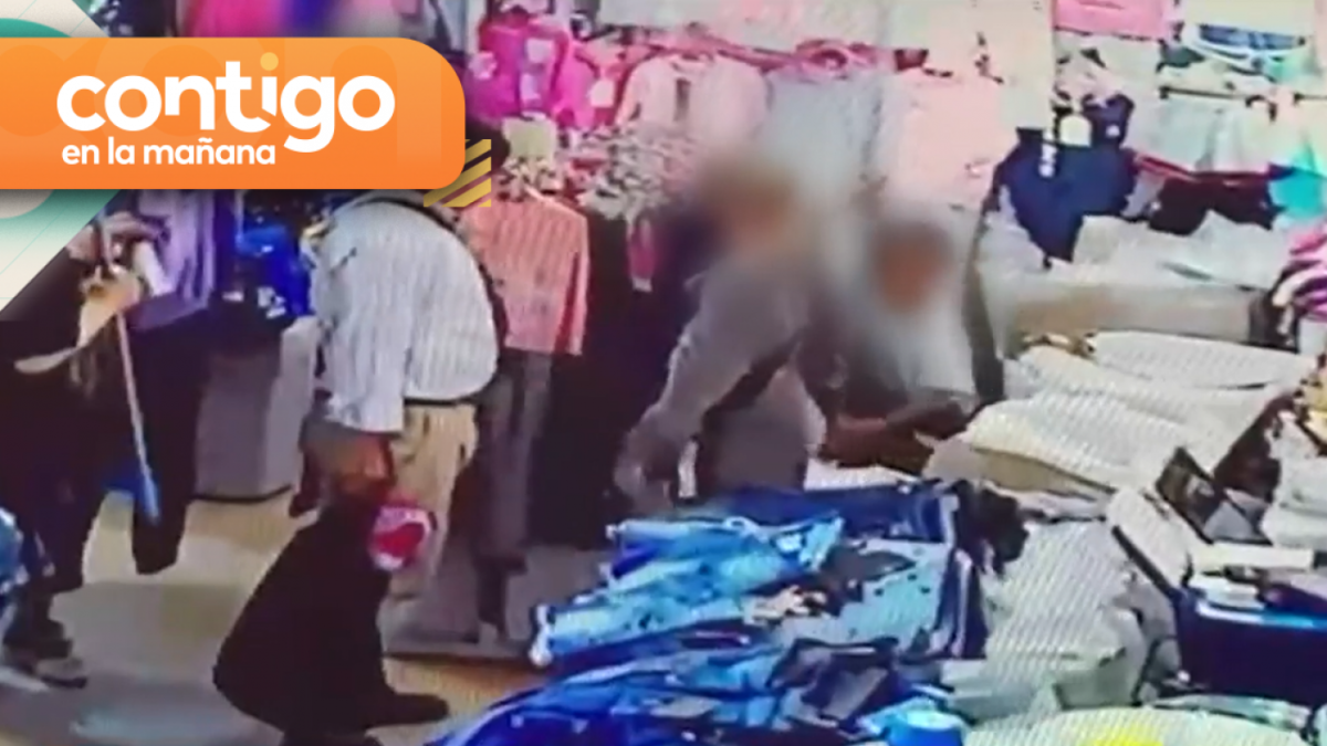 Indignante registro: Madre guía a su hijo para robar al interior de un ...