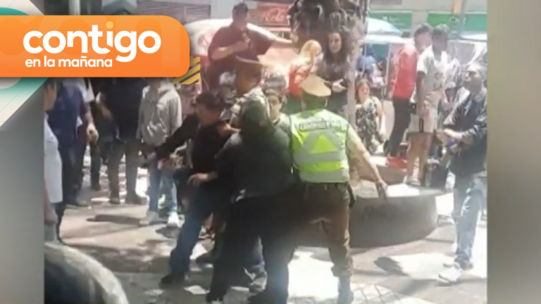 Registran batalla campal entre ambulantes y carabineros en Santiago Centro: Intentaban liberar a un detenido