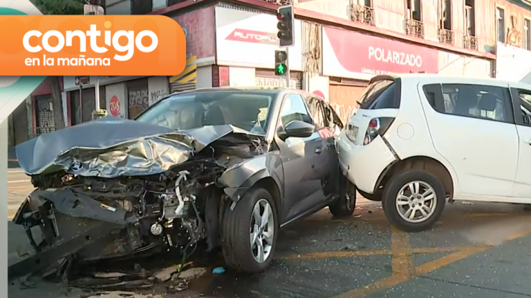 Tránsito suspendido por impactante choque entre dos vehículos en Santiago Centro