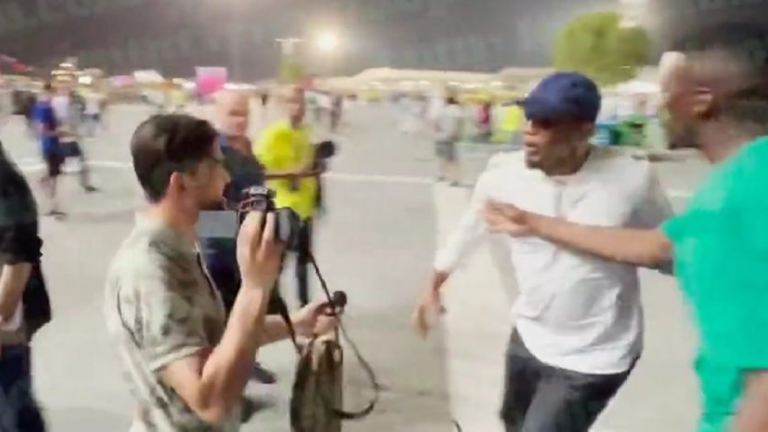 ¡Perdió el control! Samuel Eto'o golpeó brutalmente en la cara a youtuber que lo grabó