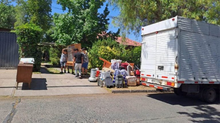 Vivían ahí desde 1973: Desalojan casa que fue ocupada por exseremi de Bienes Nacionales y su esposa