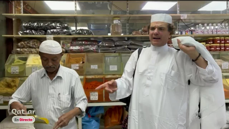 Vestido como local: Jorge Said recorrió el mercado y las calles de Qatar