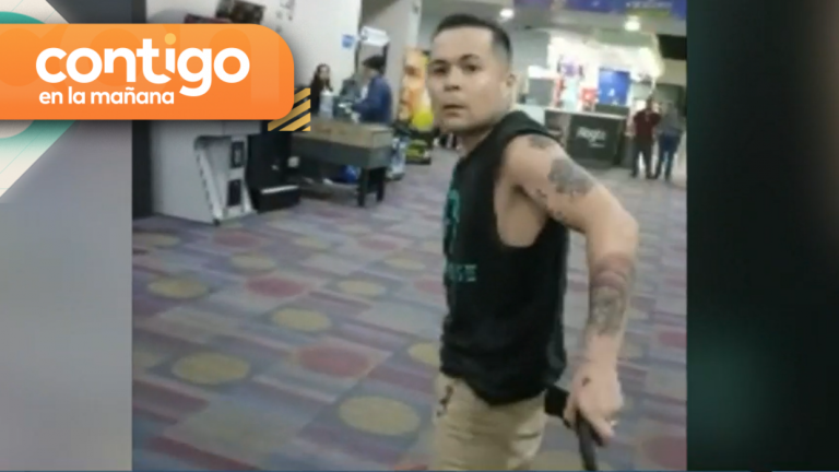 Insólito: Trabajador de cine amenaza con cuchillo a padre y su hija de dos años