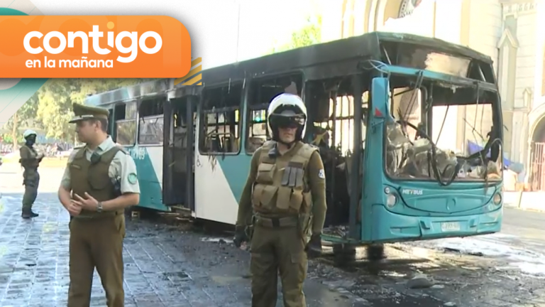 Micro fue incendiada a las afueras del Liceo de Aplicación: Amenazaron a pasajeros con bombas molotov