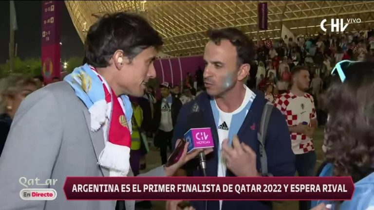 Roberto Cox celebró con hinchas trasandinos tras el triunfo contra Croacia