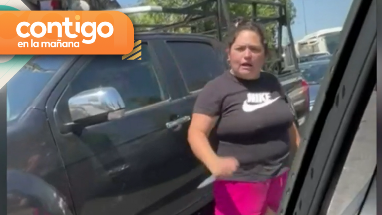 Violento actuar: Captan a mujer amenazando con cuchillo a conductor