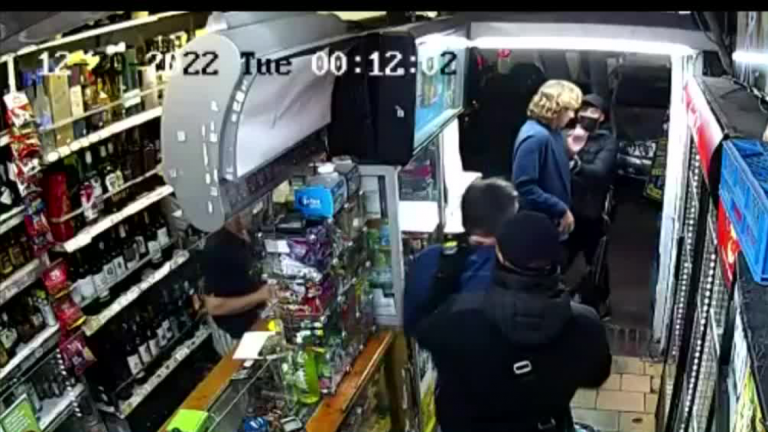 Con metralleta UZI: Delincuentes asaltaron botillería con subfusil de guerra en sector oriente de Santiago