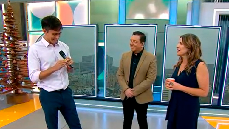 ¡Cumplió su promesa! Roberto Cox le entregó a Monse el regalo que le trajo desde Qatar