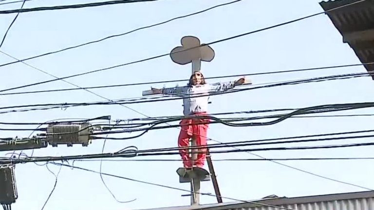 Hombre se encadenó en techo como forma de protesta en Quinta Normal