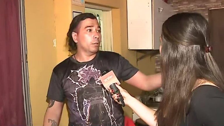 Hombre que se “crucificó” a modo de protesta denunció a su tío por estafa