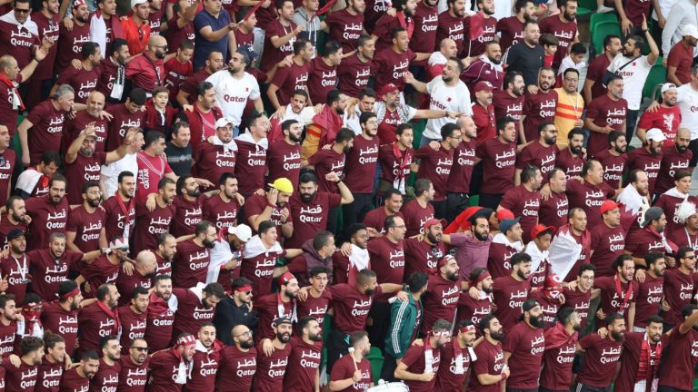 Dinero, vuelos y comida gratis: El acuerdo que escondía parte de la hinchada de Qatar para alentar al equipo