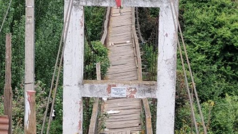 Puente colgante en San Antonio tiene a vecinos en vilo: Lo cruzan a diario pese a alerta de 