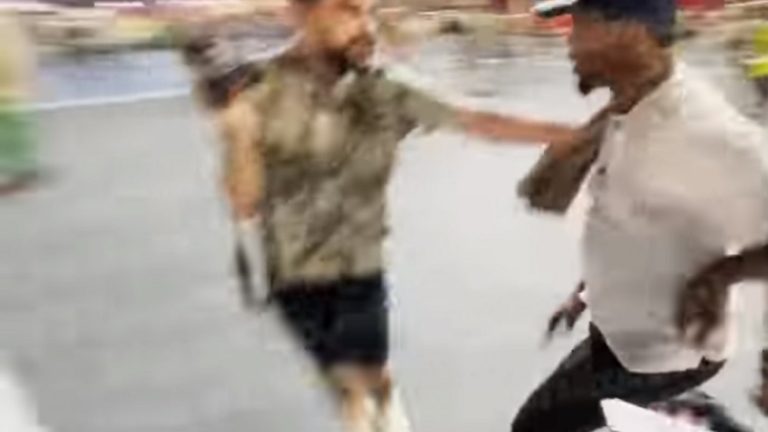 Captan a Samuel Eto'o golpeando a un hincha en Qatar: Le dio una patada en la cabeza