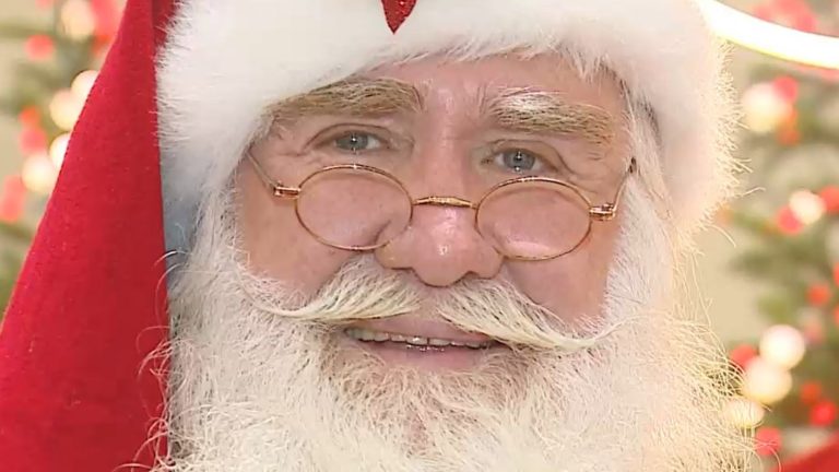 Dulzura, risas y vocación: La historia detrás de los representantes del Viejo Pascuero en Santiago