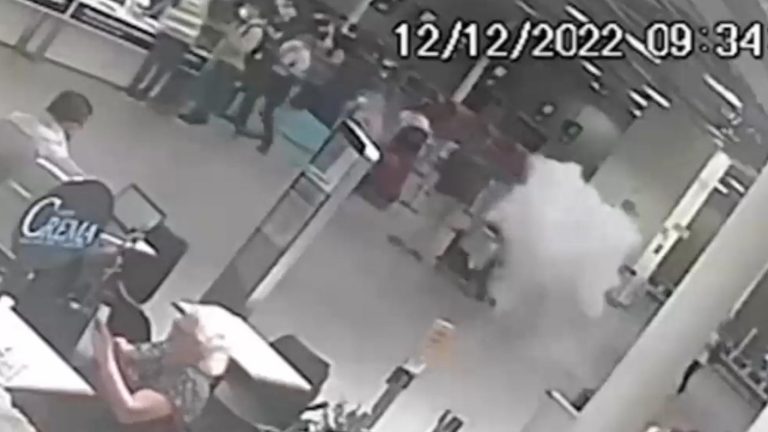 El susto de sus vidas: Una maleta explotó en pleno aeropuerto delante de pasajeros en Brasil