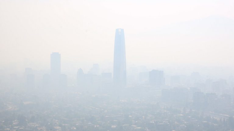 Precaución por denso humo: Así puedes monitorear la calidad del aire en tu comuna
