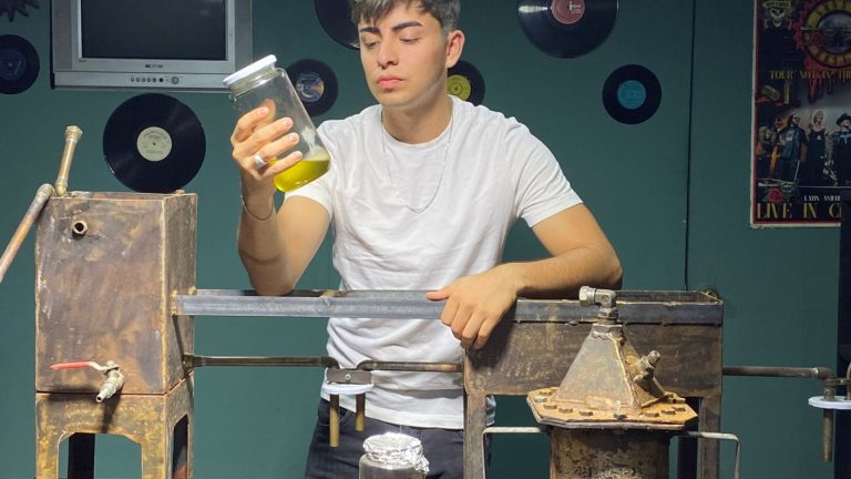El primero en Chile: Joven universitario de 22 años se luce al lograr transformar el plástico a combustible