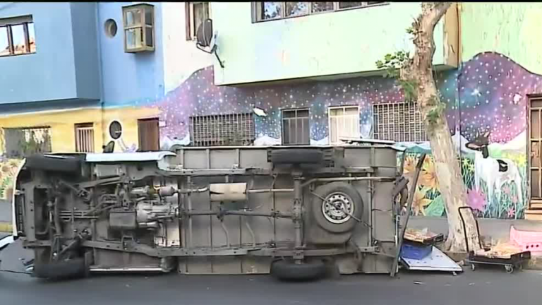 Camión repartidor de pan se volcó en Barrio Bellavista