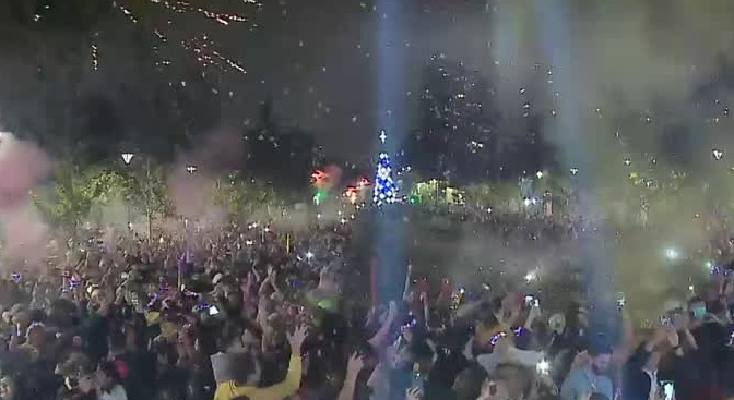 Sin mascarillas ni distanciamiento social: Así fueron las fiestas de año nuevo tras las restricciones sanitarias