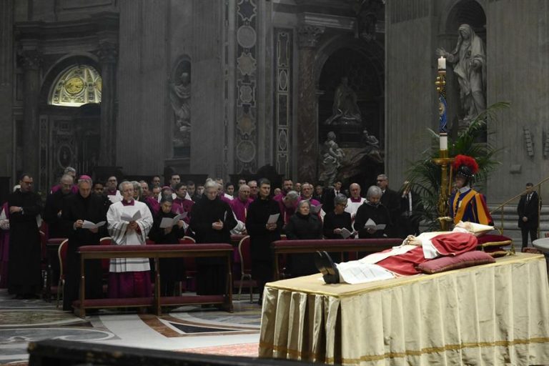 Más de 65 mil personas asistieron al primer día del velatorio de Benedicto XVl en la basílica de San Pedro