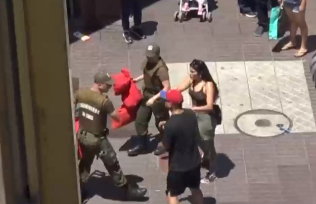 Un problema sin solución: Así trabajan Carabineros y la Municipalidad de Santiago para combatir el comercio ilegal