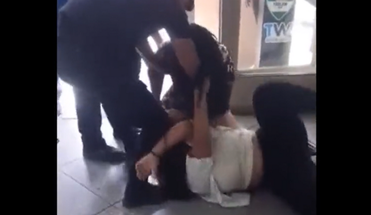 Todo por uñas y pestañas mal hechas: Mujeres protagonizan feroz pelea en plena fila de su municipalidad