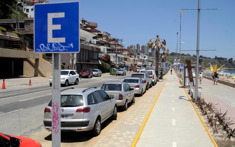 En pleno borde costero: ¿Cuánto valen los estacionamientos en las playas más concurridas de Chile?