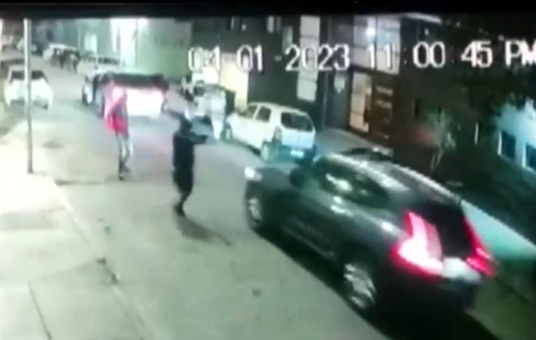 La rápida maniobra de hombre para frustrar encerrona: Delincuentes armados se lanzaron con todo en Santiago Centro