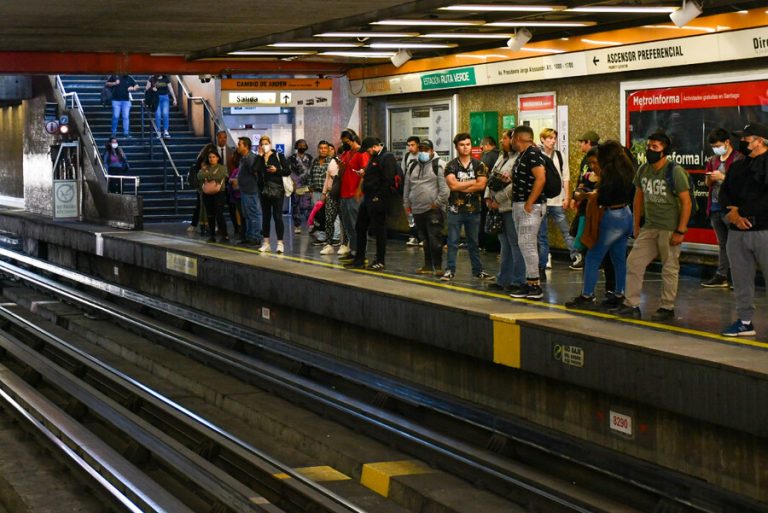 Por persona en la vía: Metro suspendió temporalmente las funciones en cuatro estaciones de la Línea 1