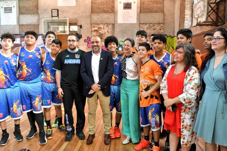 Anuncian inversión de $2.500 millones para reparar infraestructura de liceos emblemáticos de Santiago