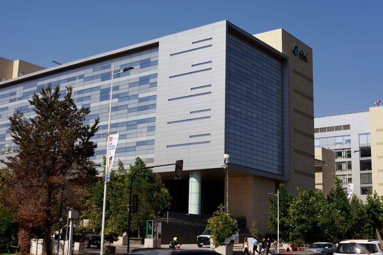 Por deudas superiores a los $350 millones: PDI allana dependencias de Clínica Las Condes