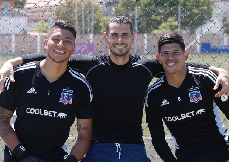 Que pateara el penal a las manos del arquero: La insólita petición del técnico de Racing en partido con Colo Colo