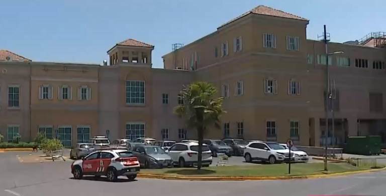 Vestidos con overoles blancos y premunidos de armas: Sujetos realizan violento asalto en mall Portal La Dehesa