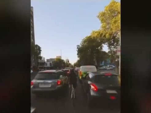 Se grabaron cometiendo infracciones: Indignación causó la imprudencia vial de una pareja de ciclistas