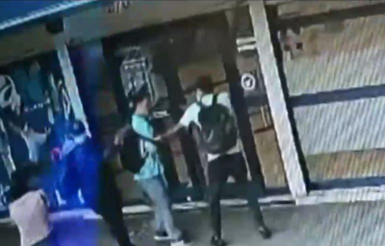 Cámaras de seguridad lo grabó: Así fue el violento asalto a extranjero a la salida de banco en Patronato