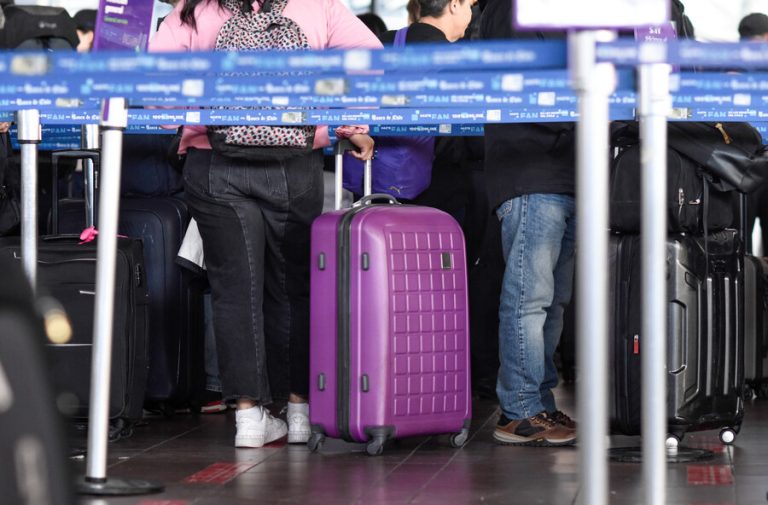 Mujer espera maleta perdida hace cinco meses: Asegura que su contenido está avaluado en un millón de pesos