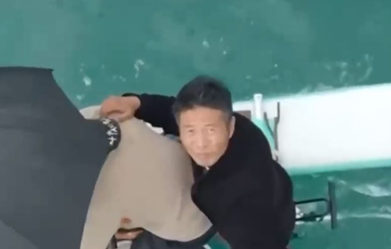 Cruzaron el mar en bicimoto para no pagar el ferry: Pedalearon durante seis horas y se ahorraron $5 mil