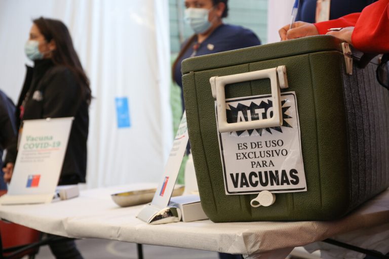 Revisa si estás incluido: Amplían rango etario y grupos de vacunación para dosis bivalente contra el COVID-19