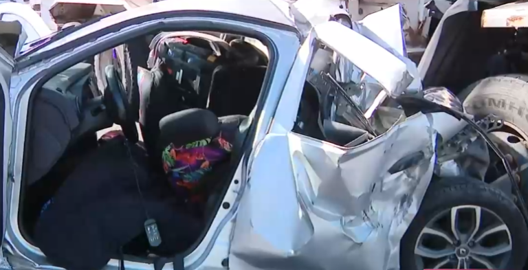 Auto quedó irreconocible tras confuso accidente: Cinco personas están graves tras choque con camión y bus