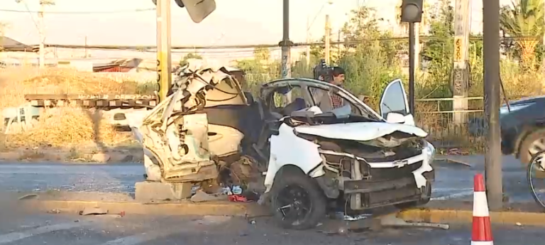 Conductor resultó fallecido: Auto quedó completamente destruido tras impactar un poste a exceso de velocidad