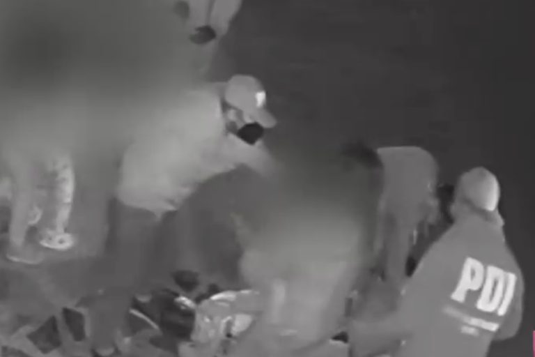 15 delincuentes vestidos como PDI asaltaron a familia en Paine: Le dispararon al padre y robaron su casa