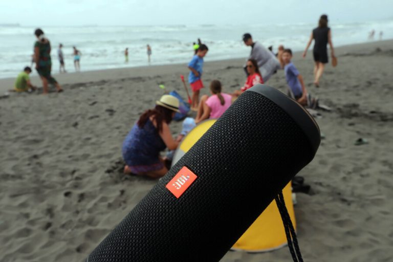Antofagasta comenzó a aplicar multas por uso de parlantes en playas: ¿A cuánto pueden llegar?