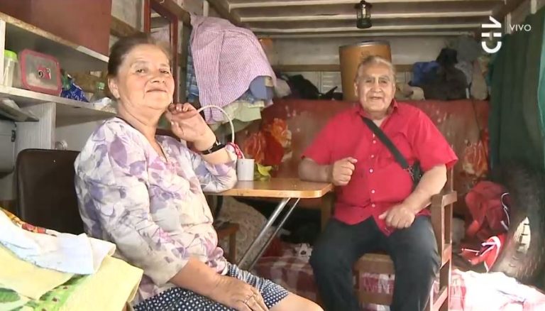Adultos mayores tienen pensión de $170 mil, les subieron el arriendo y ahora viven en camión
